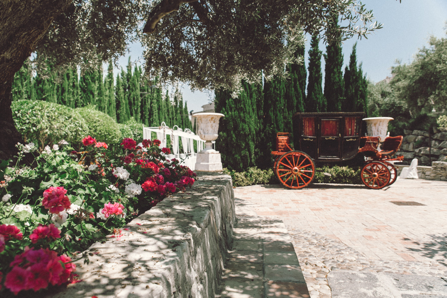 carrozza antica nel giardino del Parco Chiaramontano